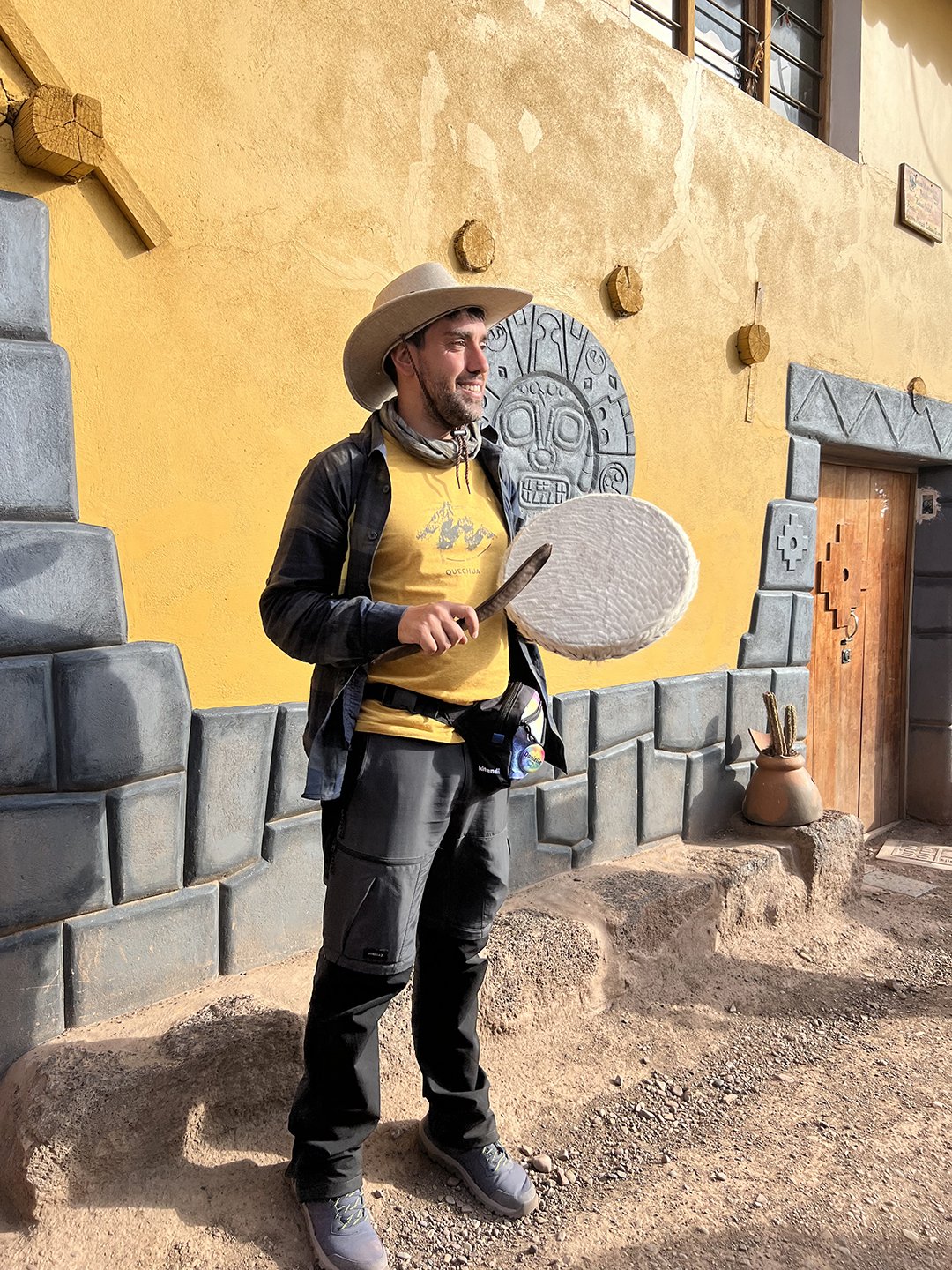 Turista disfrutando de Perú durante un viaje espiritual